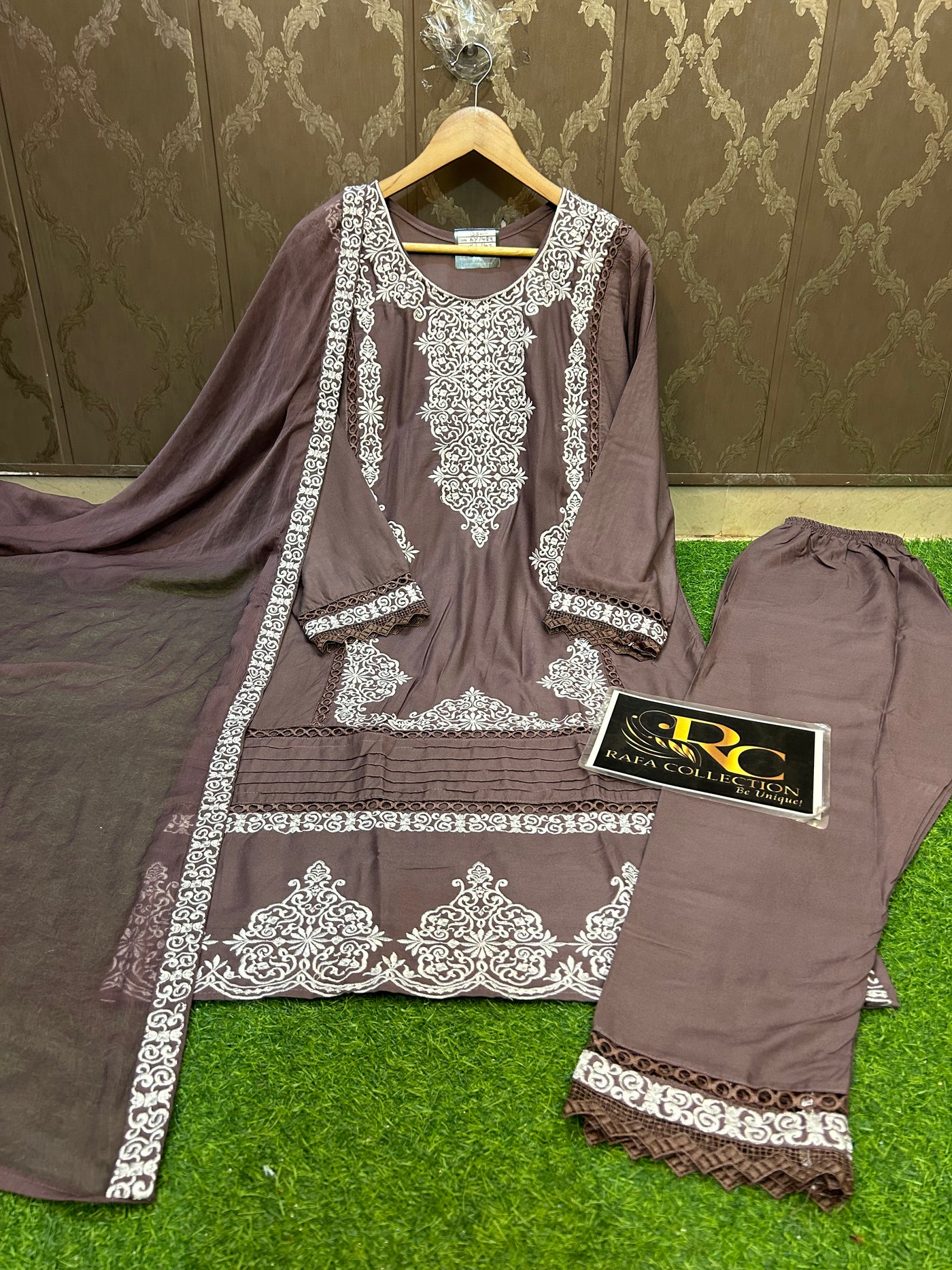 Embroided suit 489