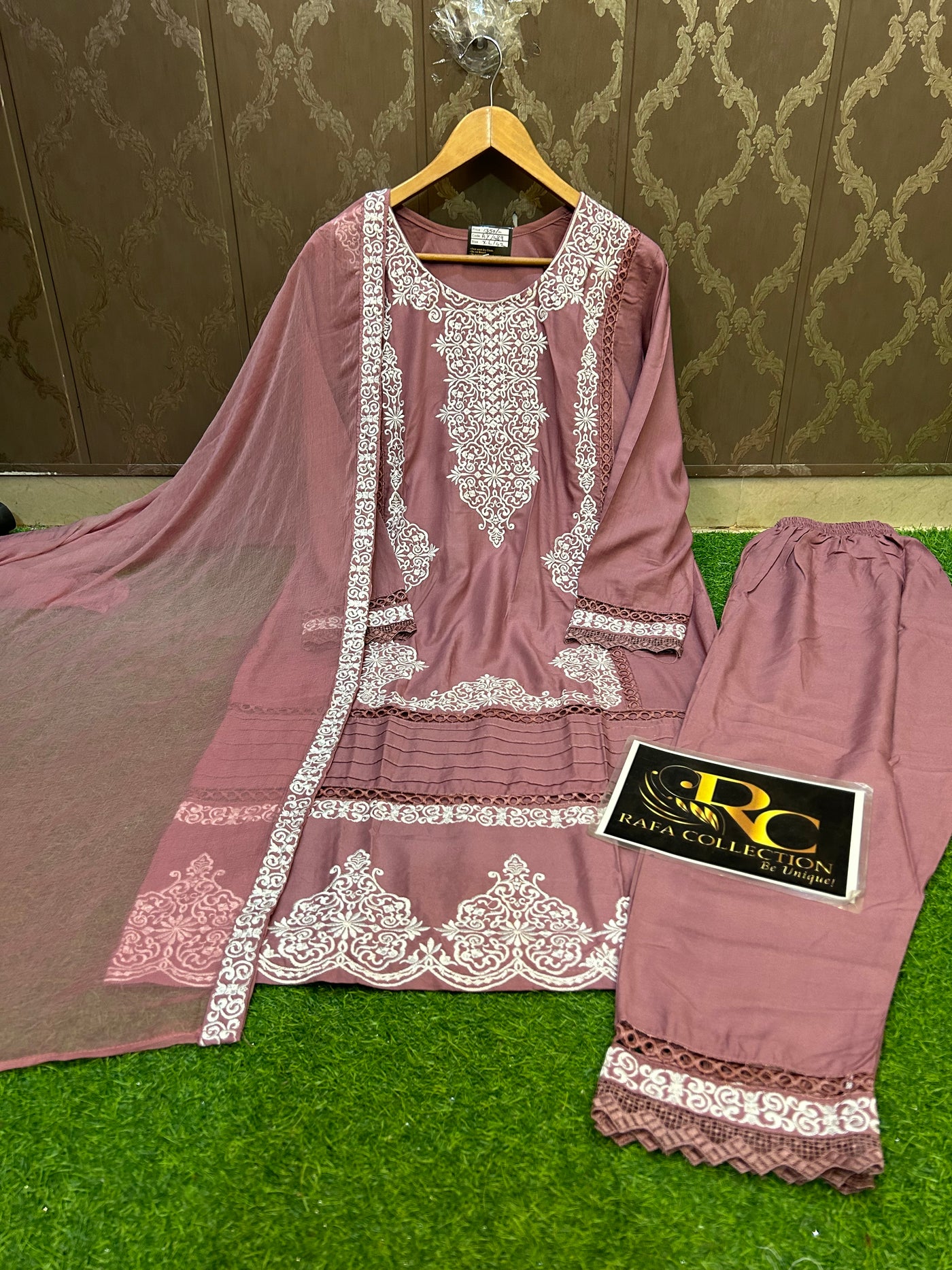 Embroided suit 489