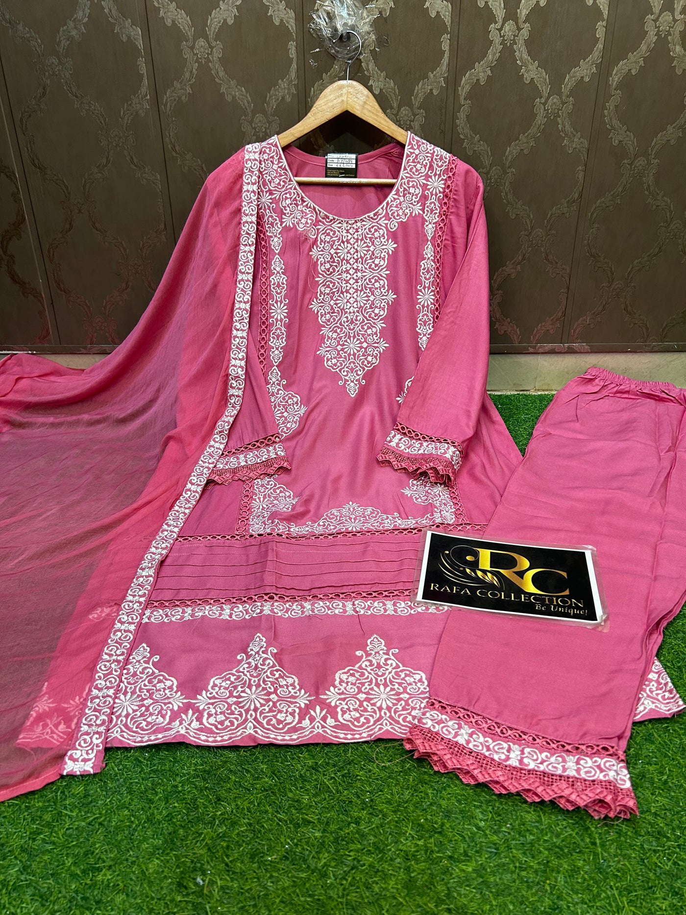 Embroided suit 489