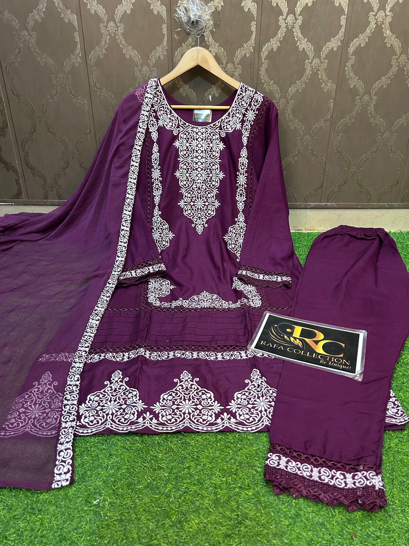 Embroided suit 489